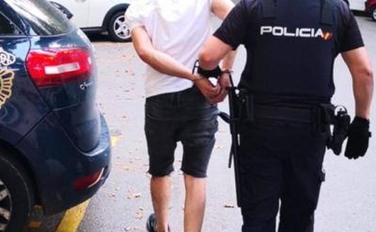 Imagen de archivo de una detención de la Policía Nacional.