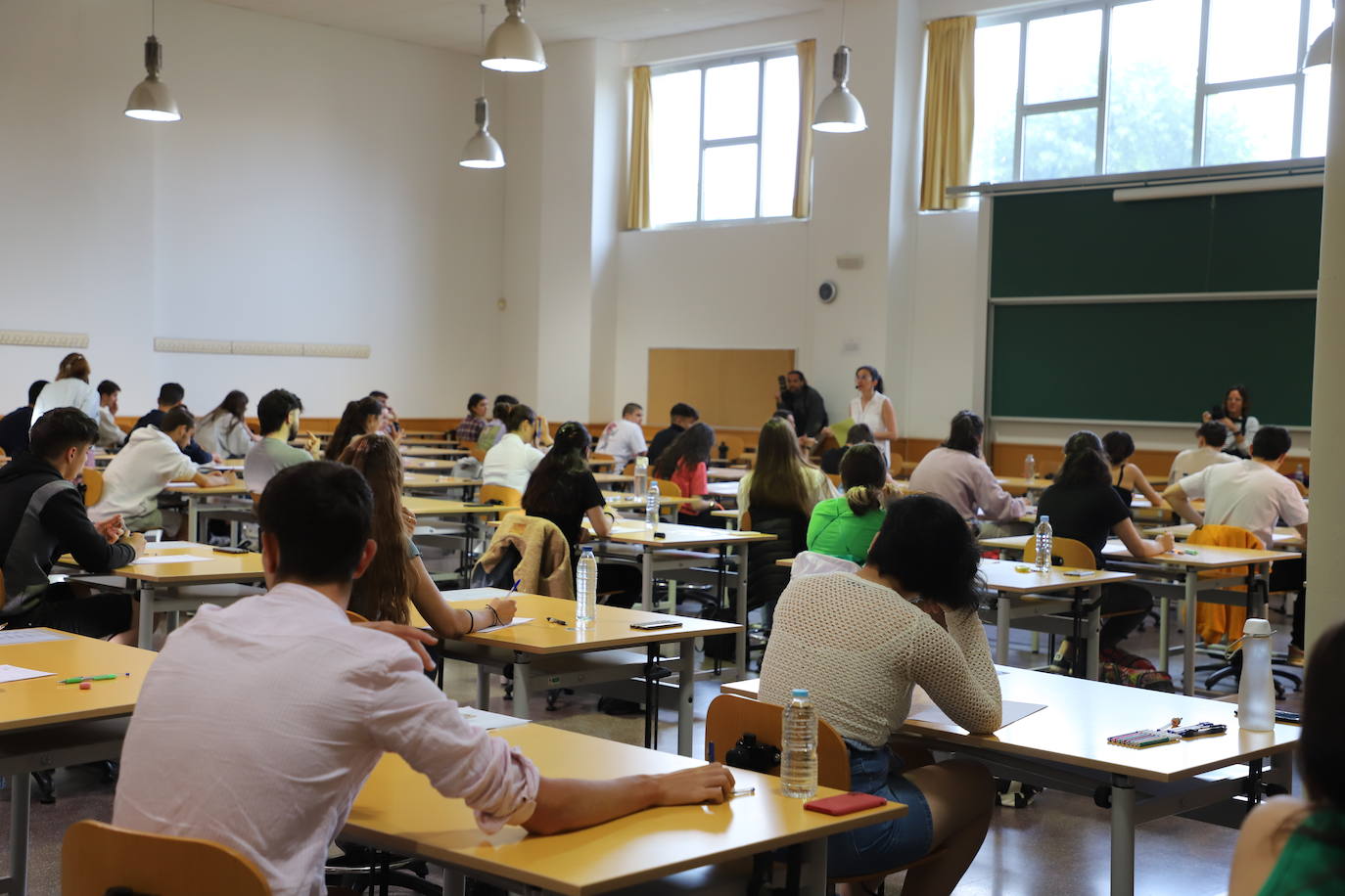 Estudiantes en el primer día de exámenes de la prueba en la Politécnica de la Milanera