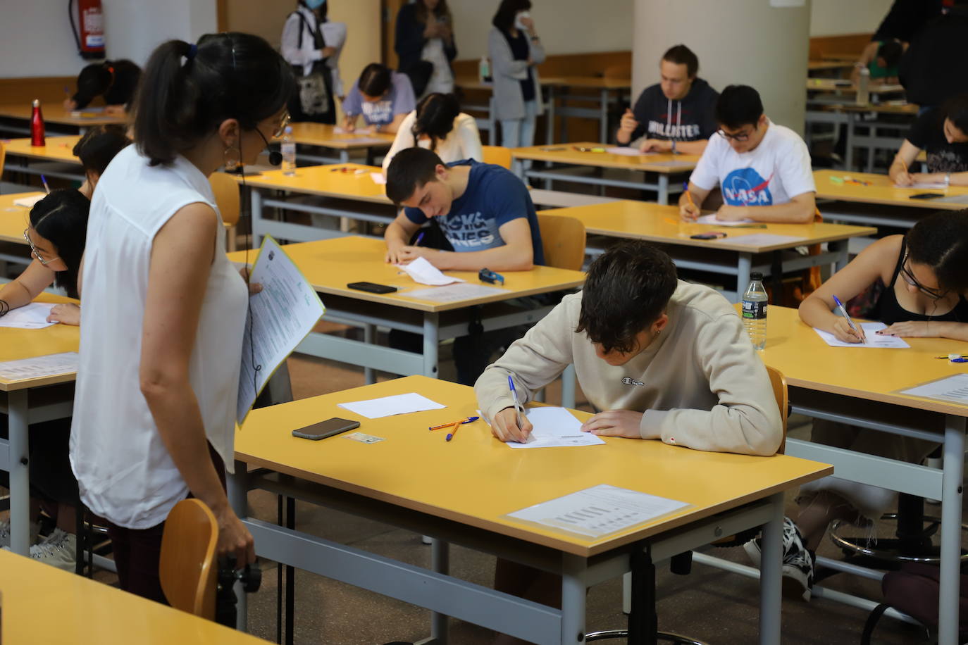 Estudiantes en el primer día de exámenes de la prueba en la Politécnica de la Milanera