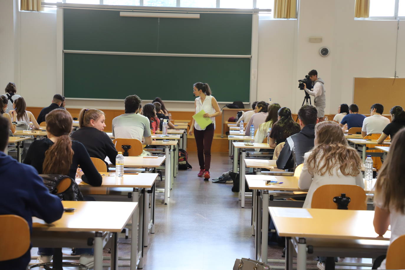 Estudiantes en el primer día de exámenes de la prueba en la Politécnica de la Milanera