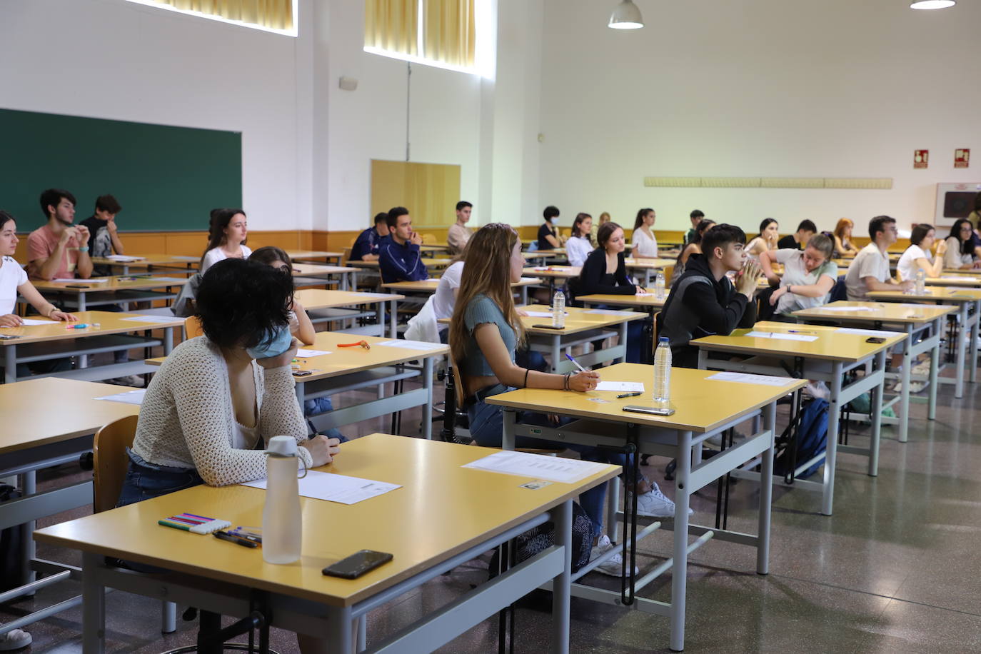 Estudiantes en el primer día de exámenes de la prueba en la Politécnica de la Milanera