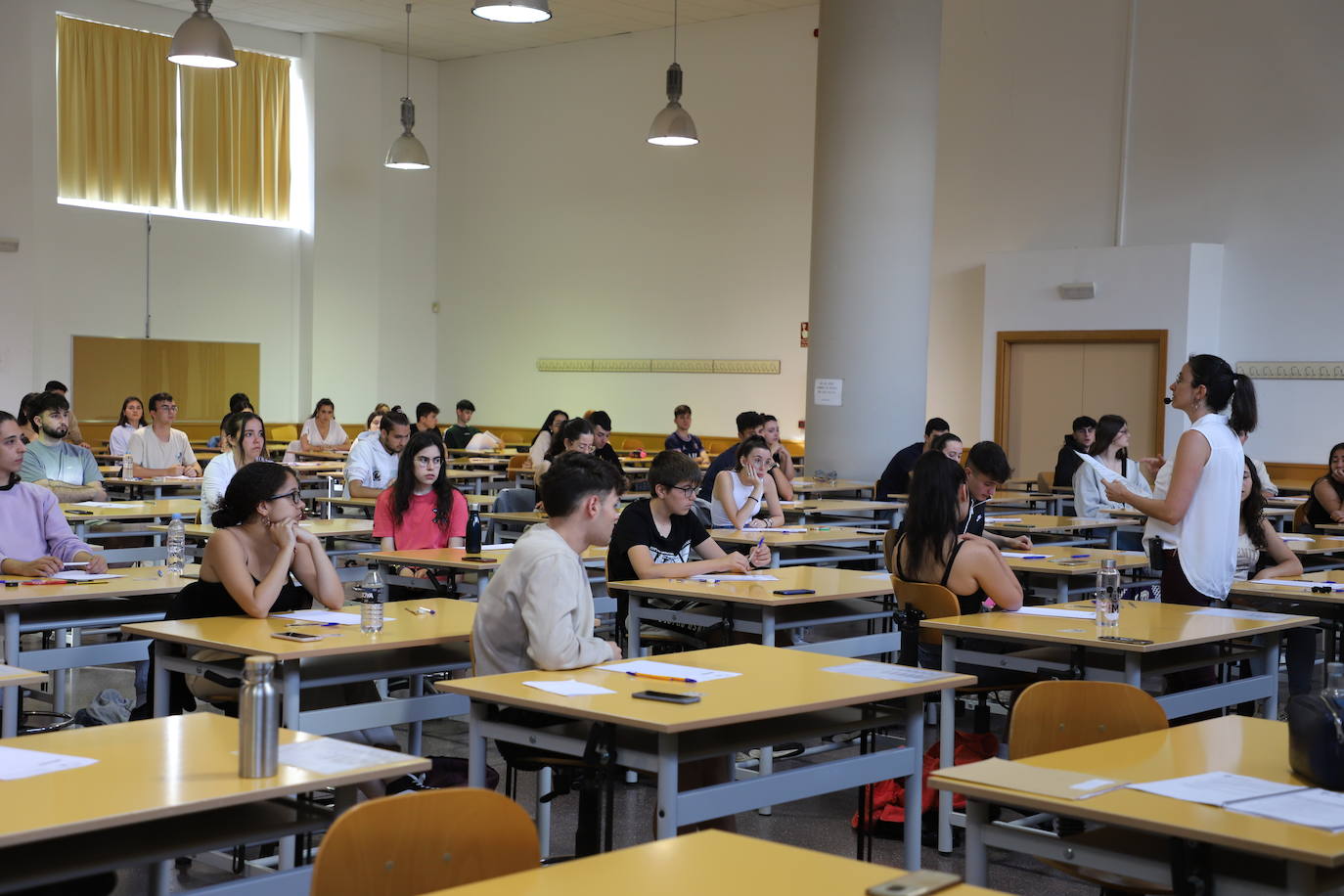 Estudiantes en el primer día de exámenes de la prueba en la Politécnica de la Milanera