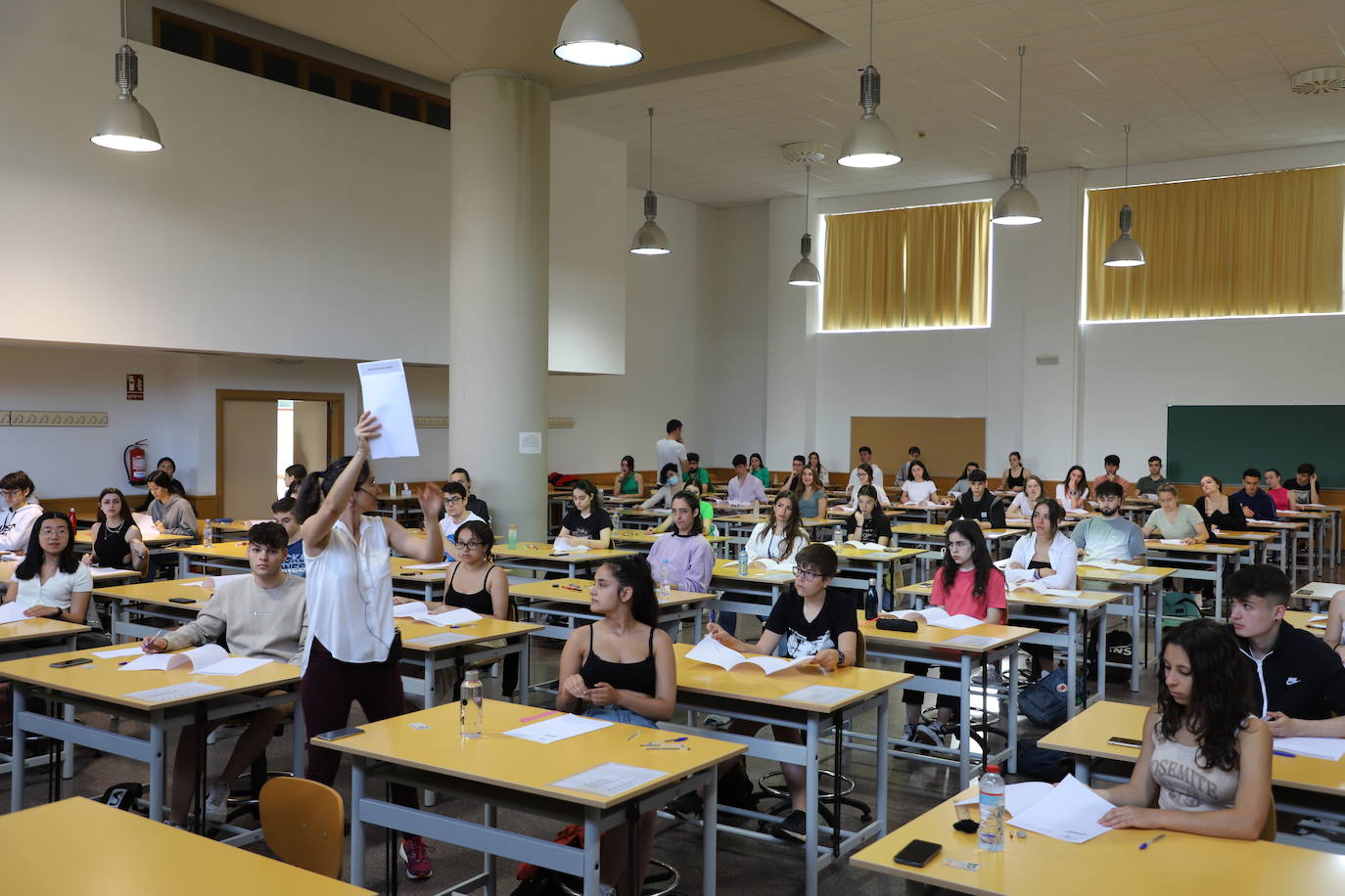 Estudiantes en el primer día de exámenes de la prueba en la Politécnica de la Milanera