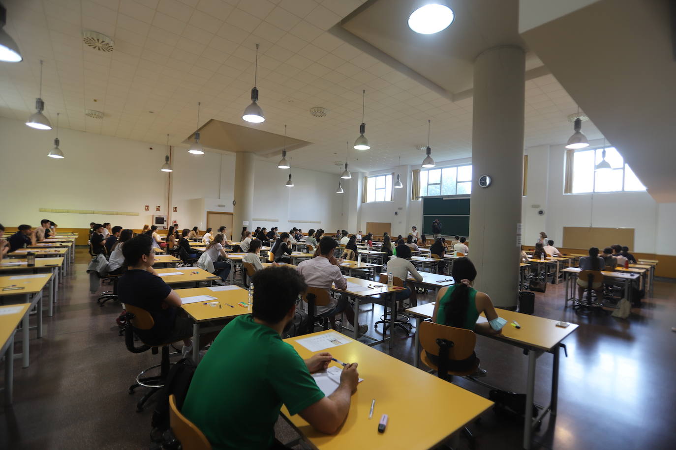 Estudiantes en el primer día de exámenes de la prueba en la Politécnica de la Milanera