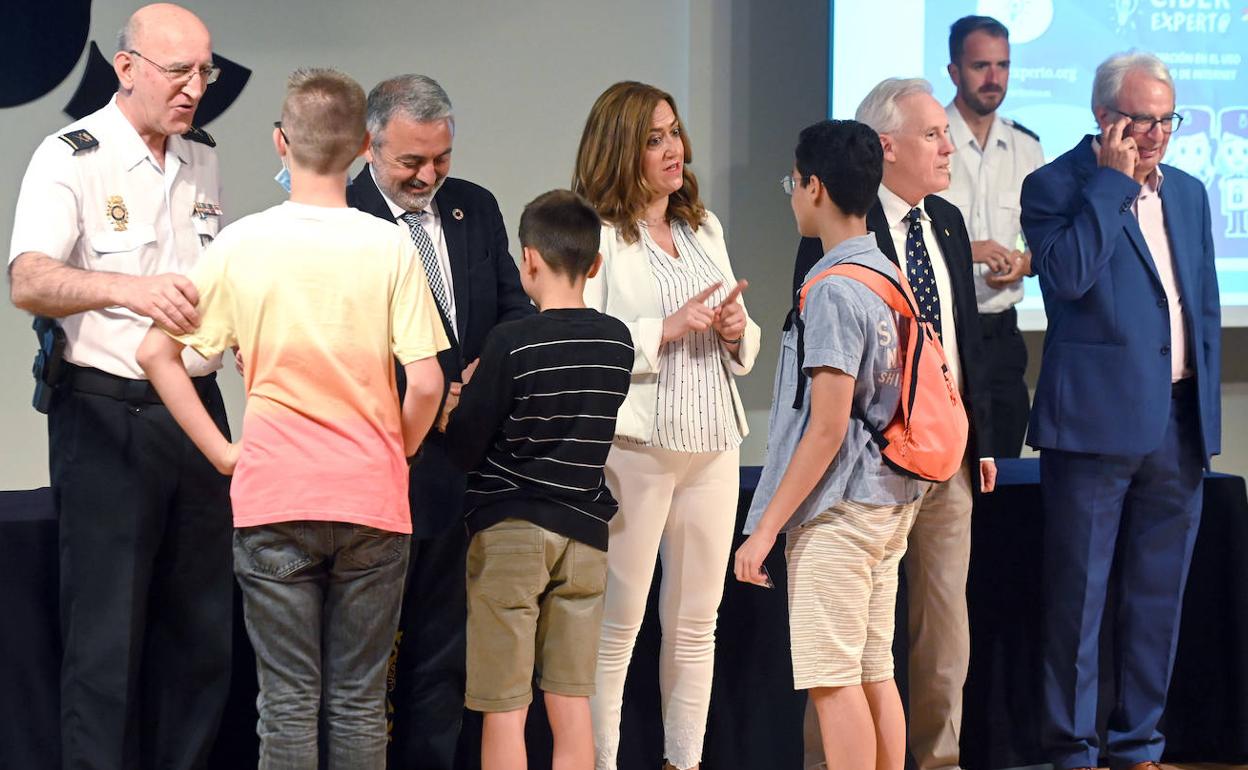 La delegada del Gobierno en Castilla y León preside la entrega de carnés de ciberexpert@ a escolares de varios centros educativos de Burgos. 