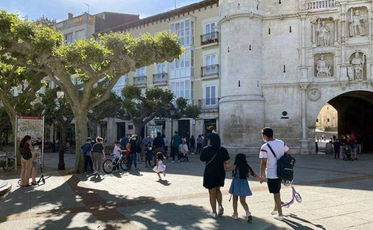 Una familia pasea por el centro de Burgos.