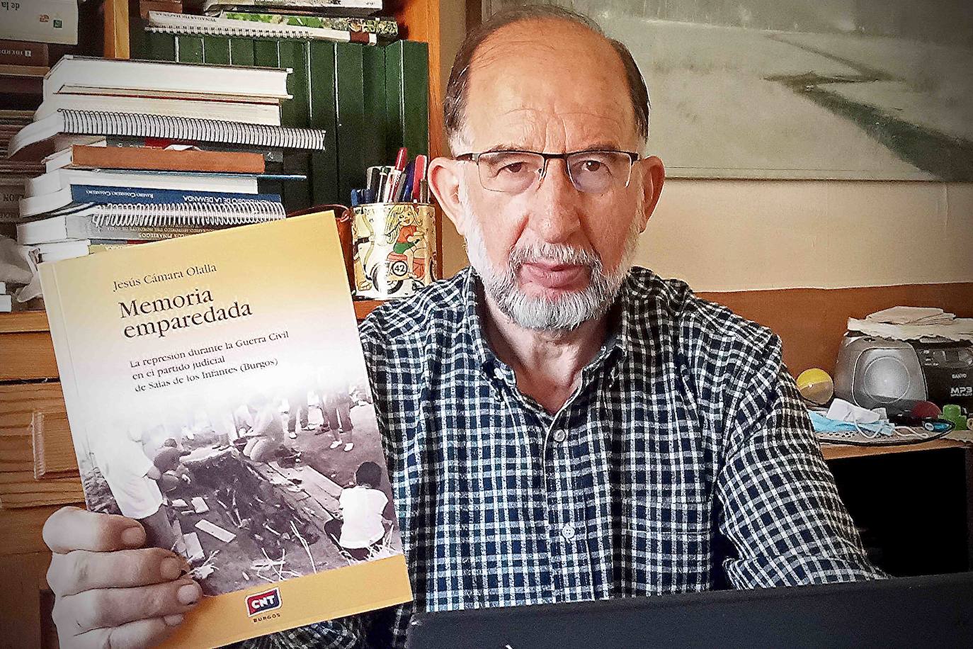 Jesús Cámara con su libro 'Memoria Emparedada. La represión durante la Guerra Civil en el partido judicial de Salas de los Infantes. 