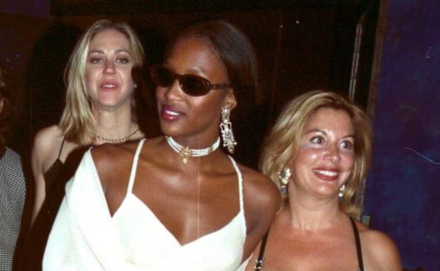 Imagen principal - En la primera foto, con Naomi Campbell, en una fiesta en Marbella. En la segunda, con Jesús Gil en la inauguración de la discoteca marbellí y por último, con la princesa Magdalena de Suecia.