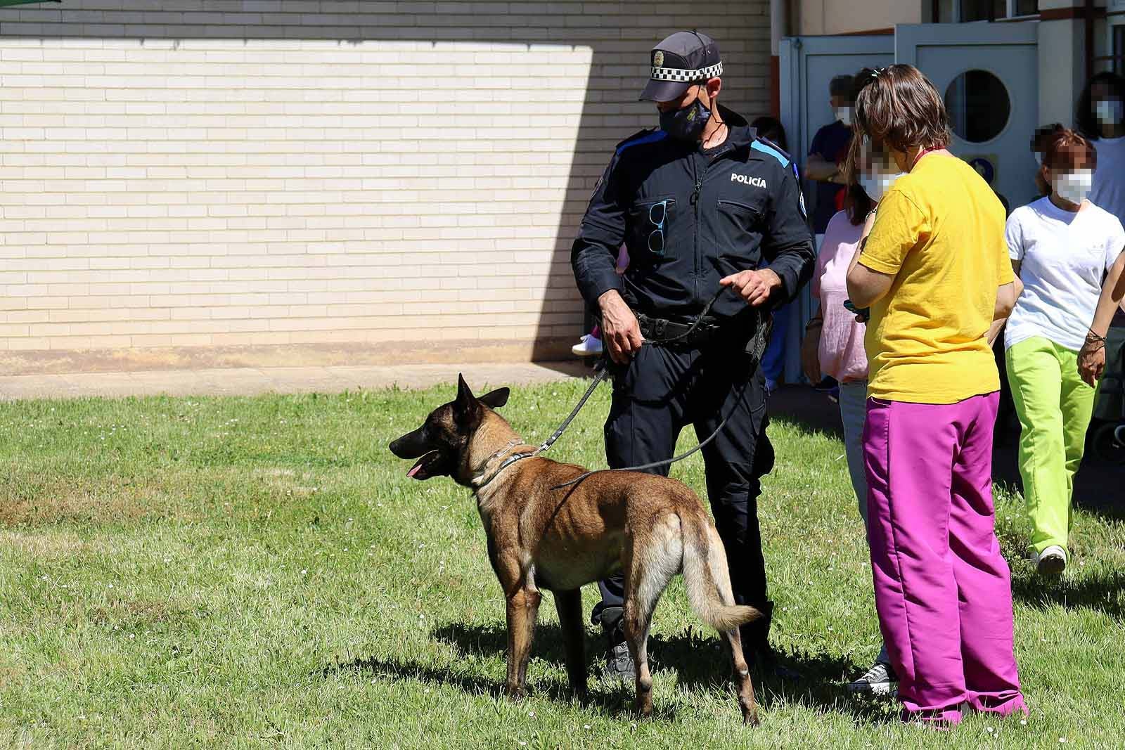 La unidad canina visitó la Residencia Asisitida de Personas Mayores de Fuentes Blancas.