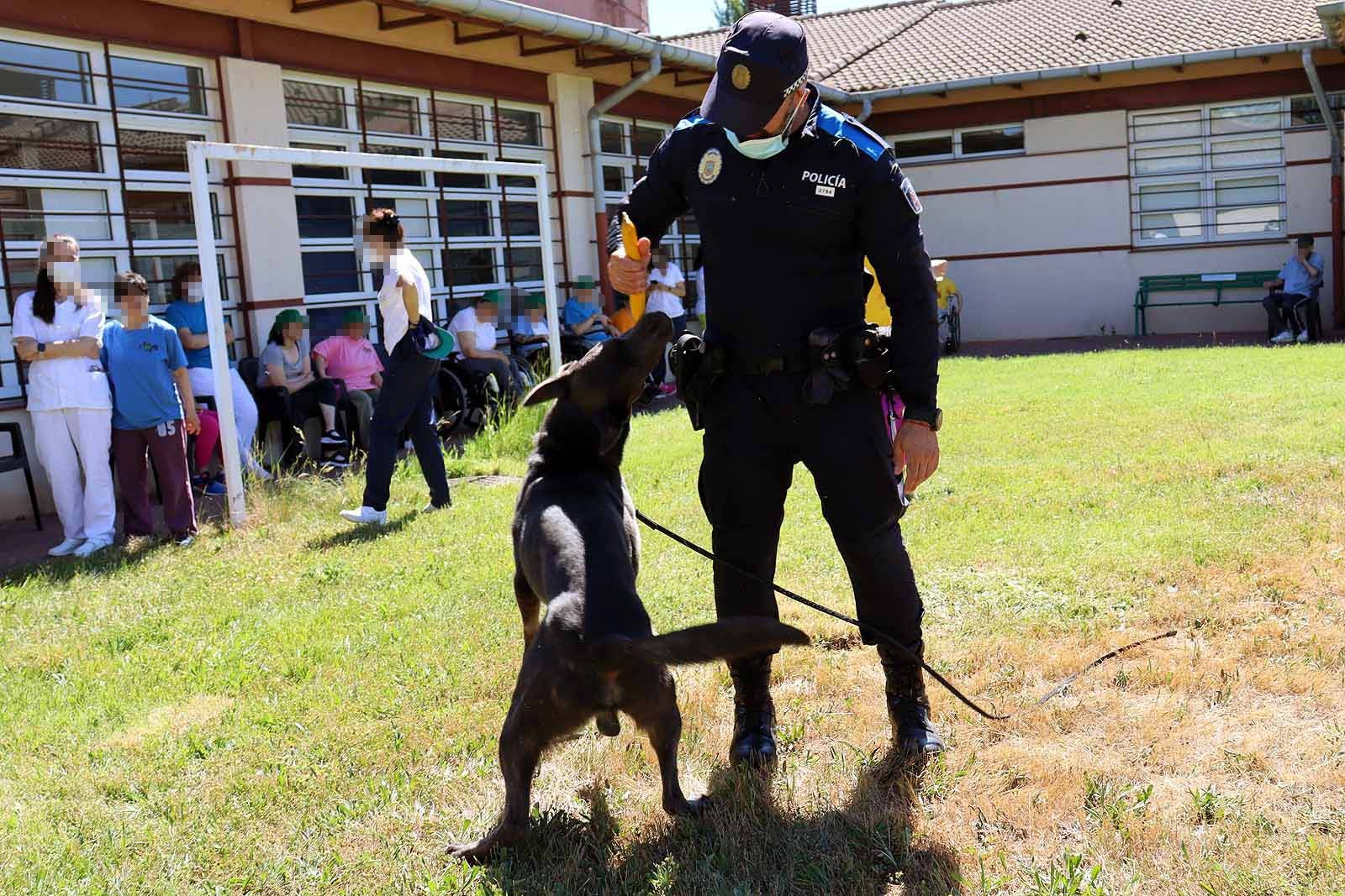 La unidad canina visitó la Residencia Asisitida de Personas Mayores de Fuentes Blancas.