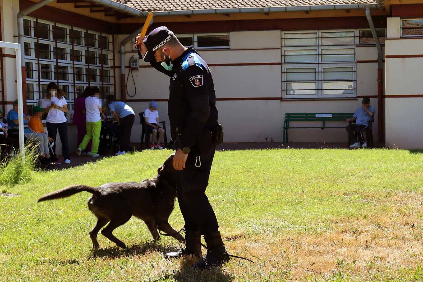 La unidad canina visitó la Residencia Asisitida de Personas Mayores de Fuentes Blancas.