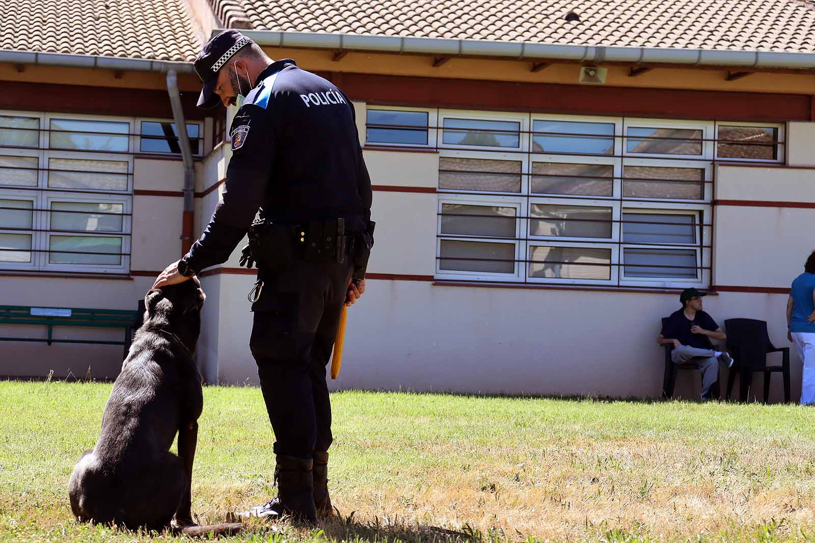 La unidad canina visitó la Residencia Asisitida de Personas Mayores de Fuentes Blancas.