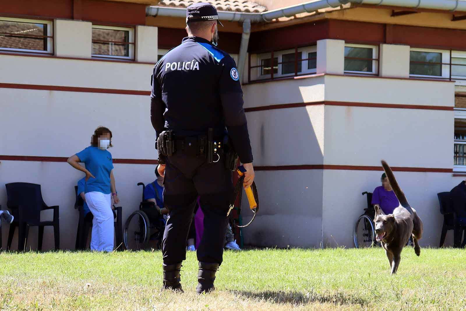 La unidad canina visitó la Residencia Asisitida de Personas Mayores de Fuentes Blancas.