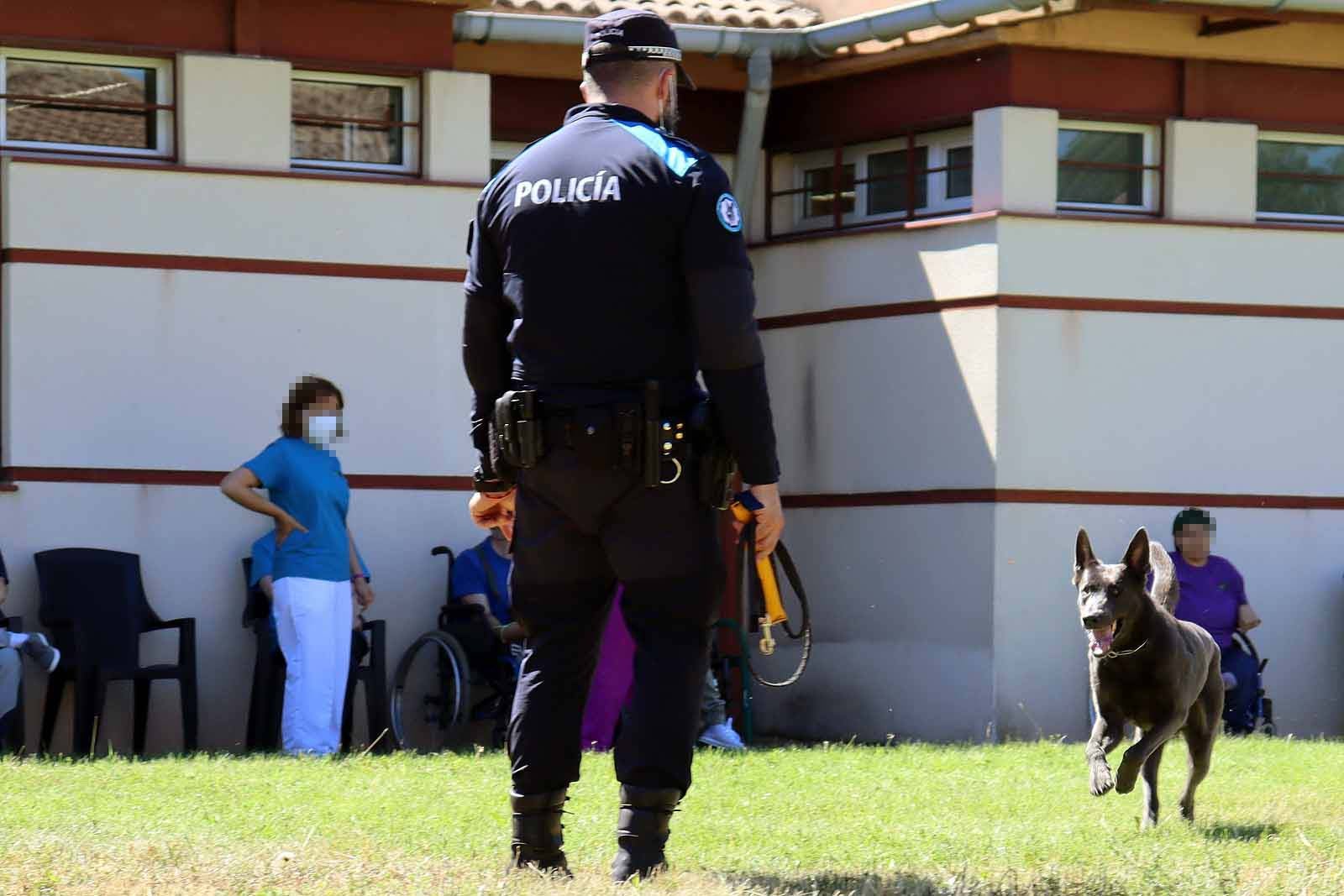 La unidad canina visitó la Residencia Asisitida de Personas Mayores de Fuentes Blancas.