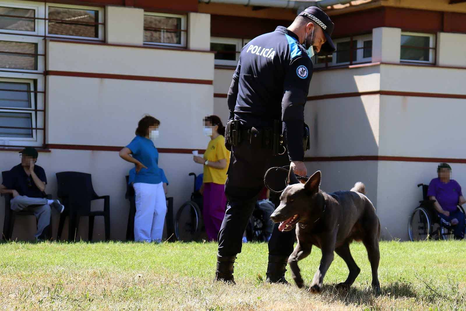 La unidad canina visitó la Residencia Asisitida de Personas Mayores de Fuentes Blancas.