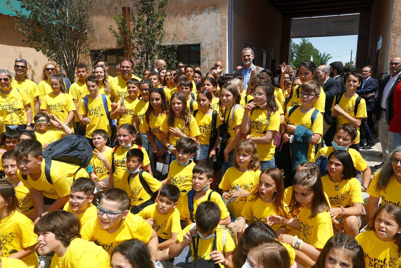 Los alumnos con el rey Felipe.