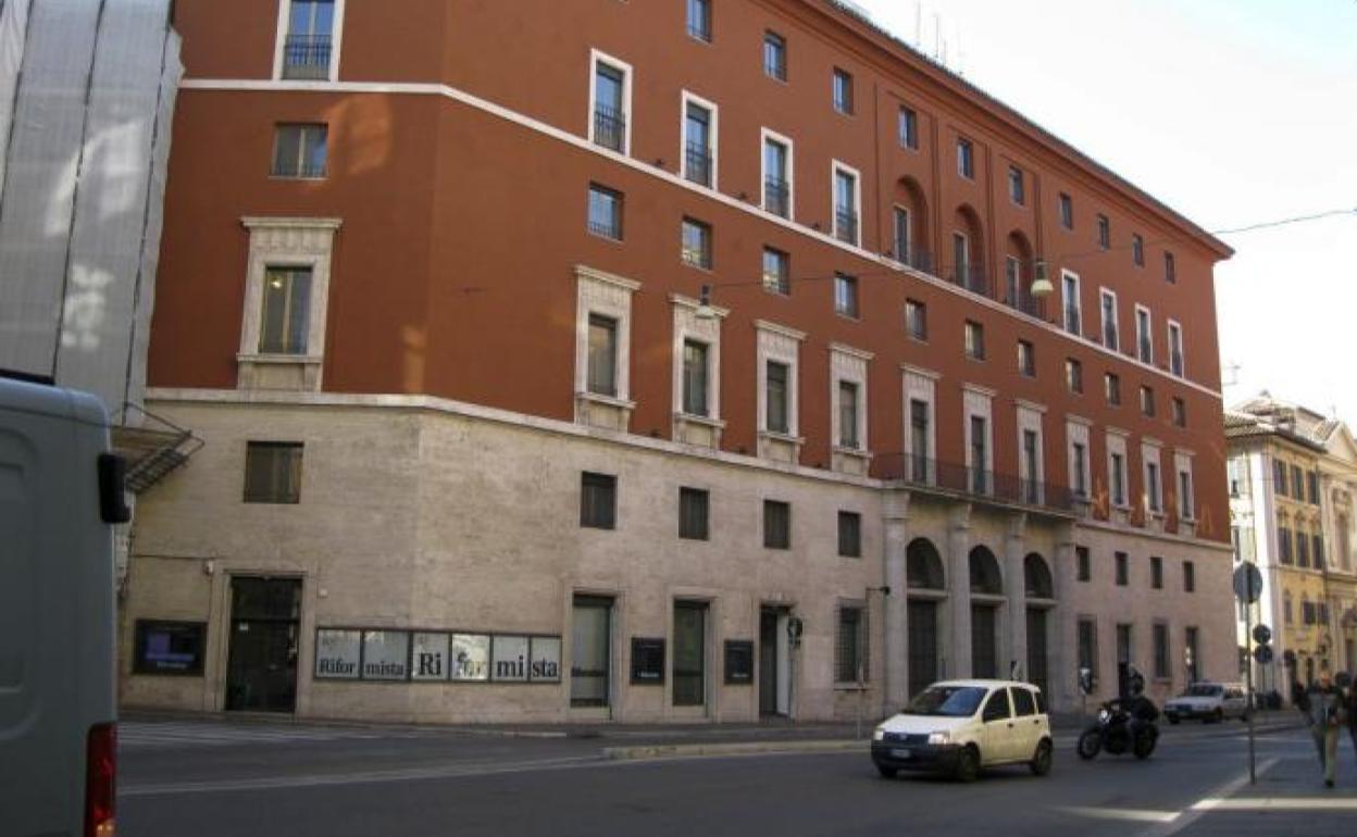 Fachada del histórico edificio de la calle Botteghe Oscure de Roma.