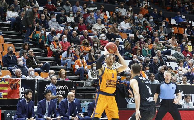 Víctor Claver, durante un partido del Valencia Basket.