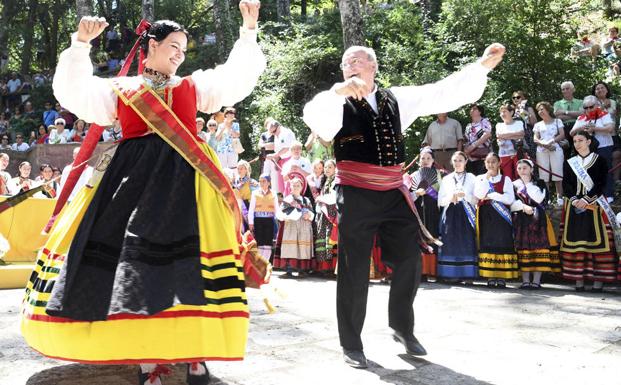 Imagen principal - Arriba, folklore tradicional en el día del Burgalés ausente; Abajo, a la izquierda, el Día de la Bota, a su derecha, la cabalgata. 