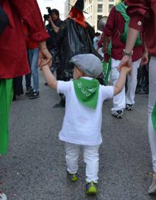 Imagen secundaria 2 - Arriba, folklore tradicional en el día del Burgalés ausente; Abajo, a la izquierda, el Día de la Bota, a su derecha, la cabalgata. 