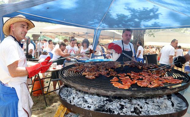 Los peñistas cocineros son los que peor han llevado el extremo calor del Curpillos.