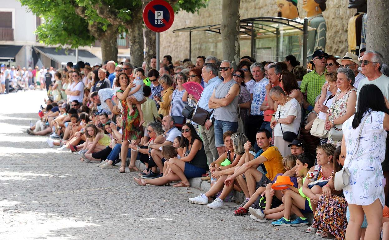 El público asistente a la procesión del Curpillos buscaba la sombra y se abanicaba ante el intenso calor.