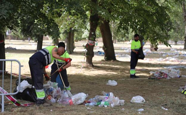 El Parque del Parral ha amanecido plagado de basura. 