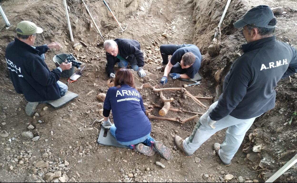 La Asociación para la Recuperación de la Memoria Histórica (ARMH) localiza los dos cuerpos que buscaba en una fosa de Cospedal de Babia. 