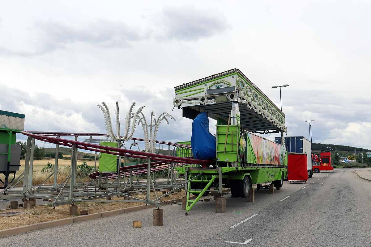 Fotos: Cortes al tráfico y montaje de las barracas de los Sampedros