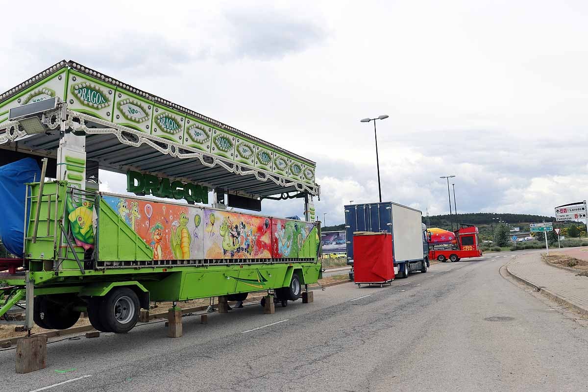 Fotos: Cortes al tráfico y montaje de las barracas de los Sampedros