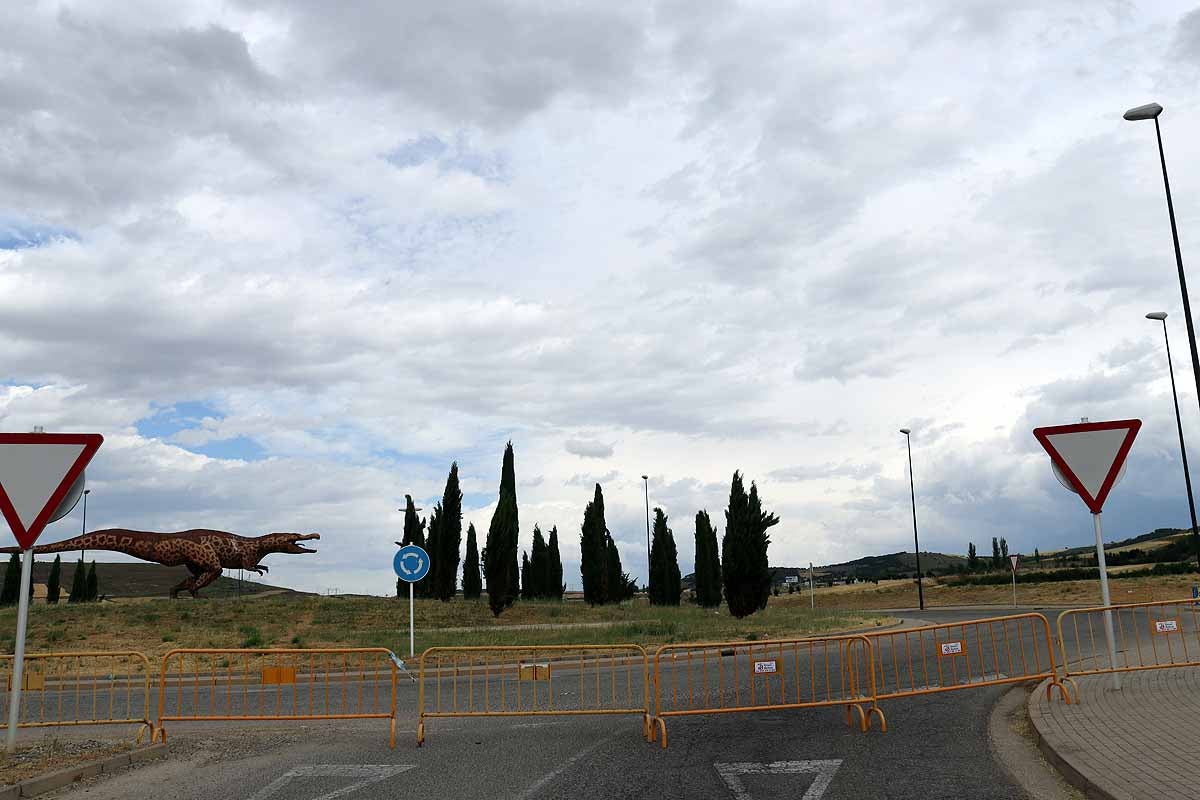 Fotos: Cortes al tráfico y montaje de las barracas de los Sampedros