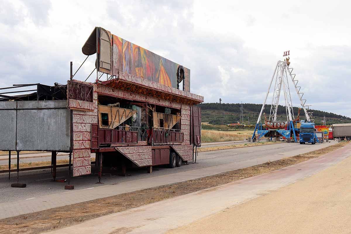 Fotos: Cortes al tráfico y montaje de las barracas de los Sampedros