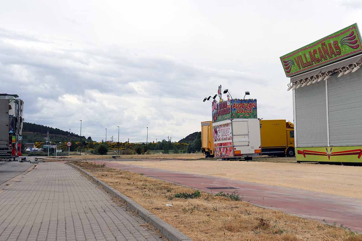 Fotos: Cortes al tráfico y montaje de las barracas de los Sampedros