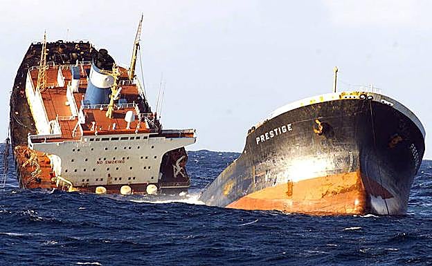 El Presige, partido, antes de hundirse frente a las costas de Galicía.