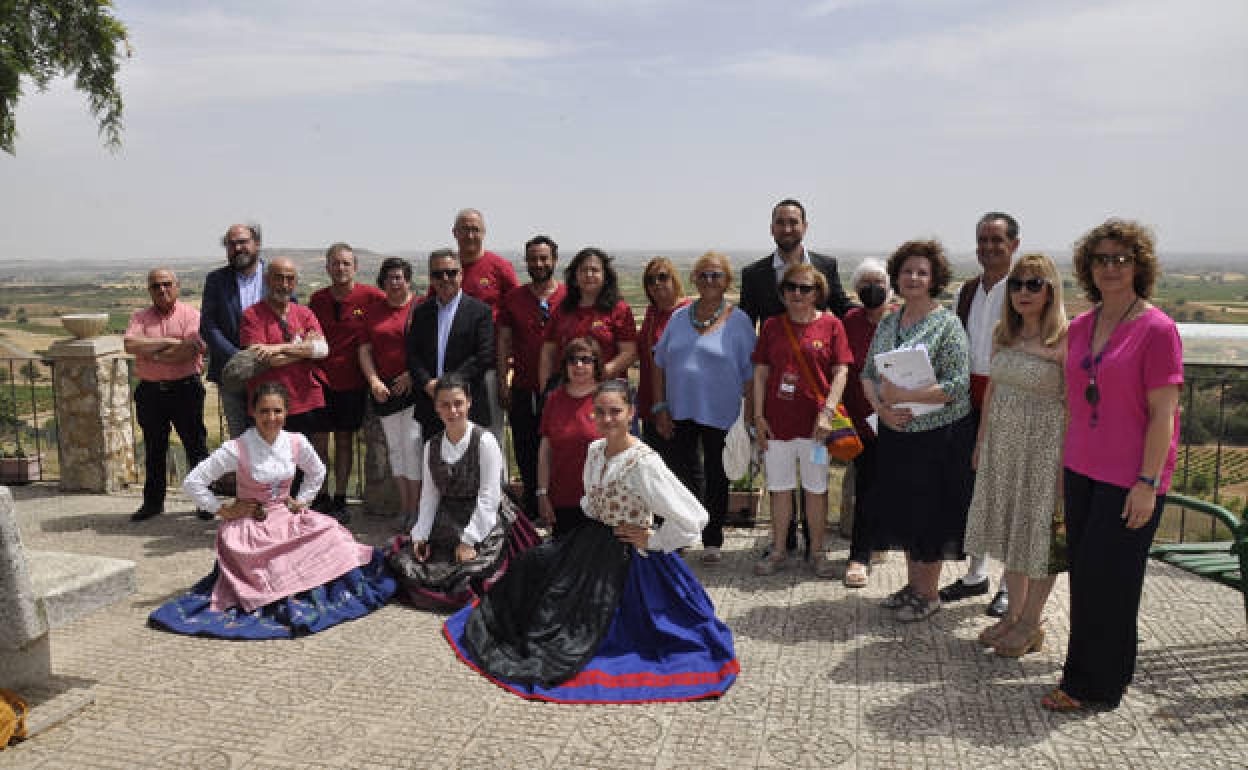 Miembros de la Asociación para el Desarrollo Rural e Integral de la Ribera del Duero y voluntarios de su programa 'Ribera Voluntariis', tras recibir el premio. 