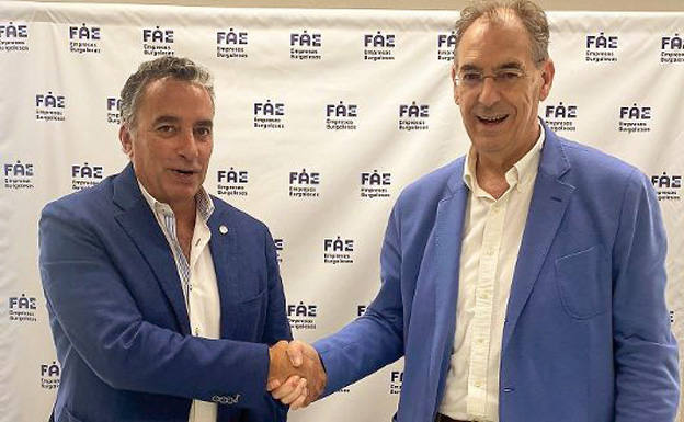 Joaquín Fernández de Valderrama, presidente del Colegio de Médicos de Burgos, (izda) junto a Miguel Ángel Benavente, presidente de FAE. tras la firma del convenio. 