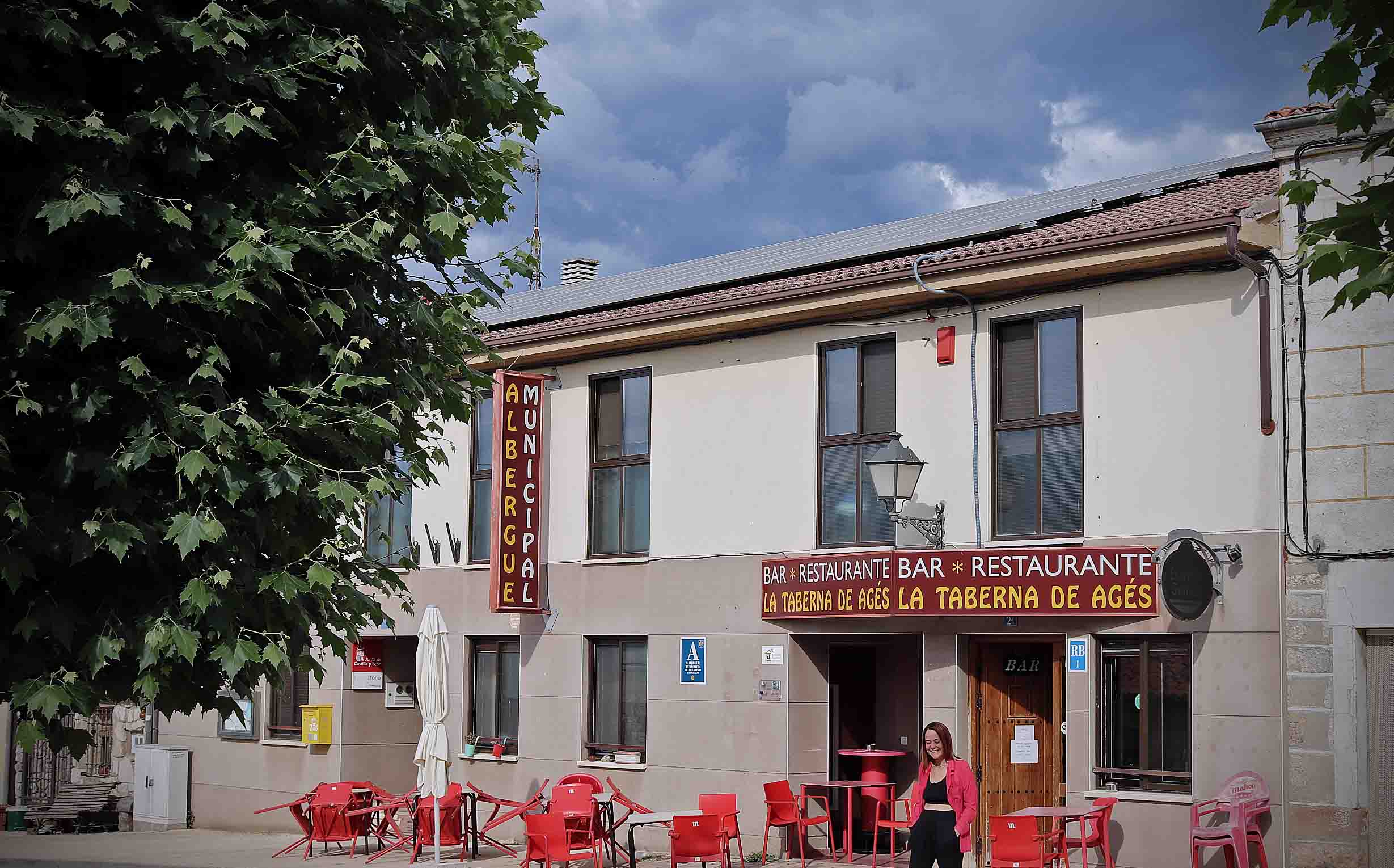 Las placas solares están instaladas en elalbergue municipal a espera de un trámite burocrático para que entren en funcionamiento. 