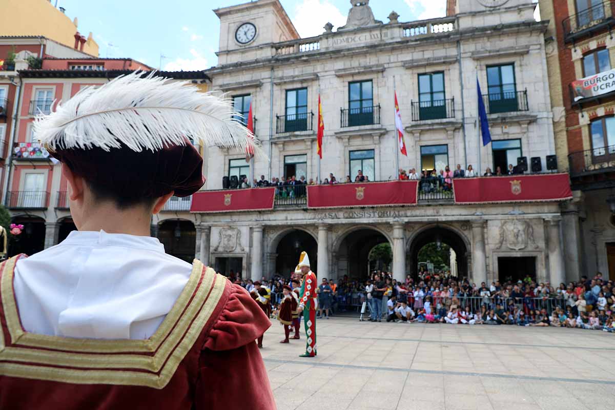 Fotos: Pregón infantil, danzantes, gigantillos y gigantones y el himno a Burgos en una mañana de tradiciones