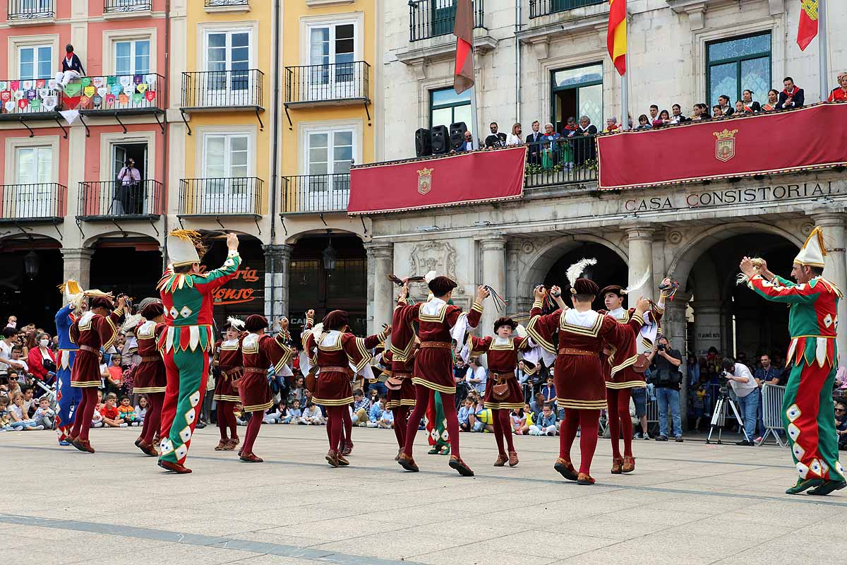 Fotos: Pregón infantil, danzantes, gigantillos y gigantones y el himno a Burgos en una mañana de tradiciones