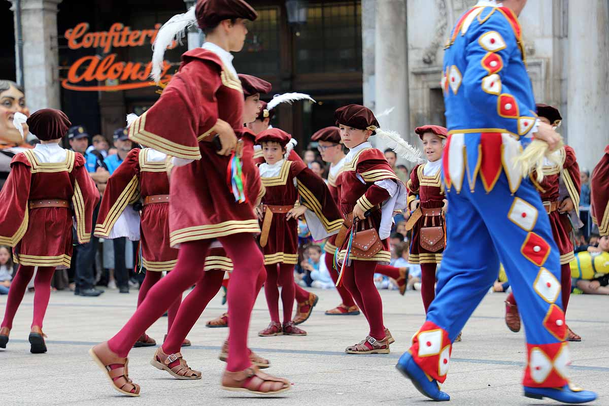 Fotos: Pregón infantil, danzantes, gigantillos y gigantones y el himno a Burgos en una mañana de tradiciones