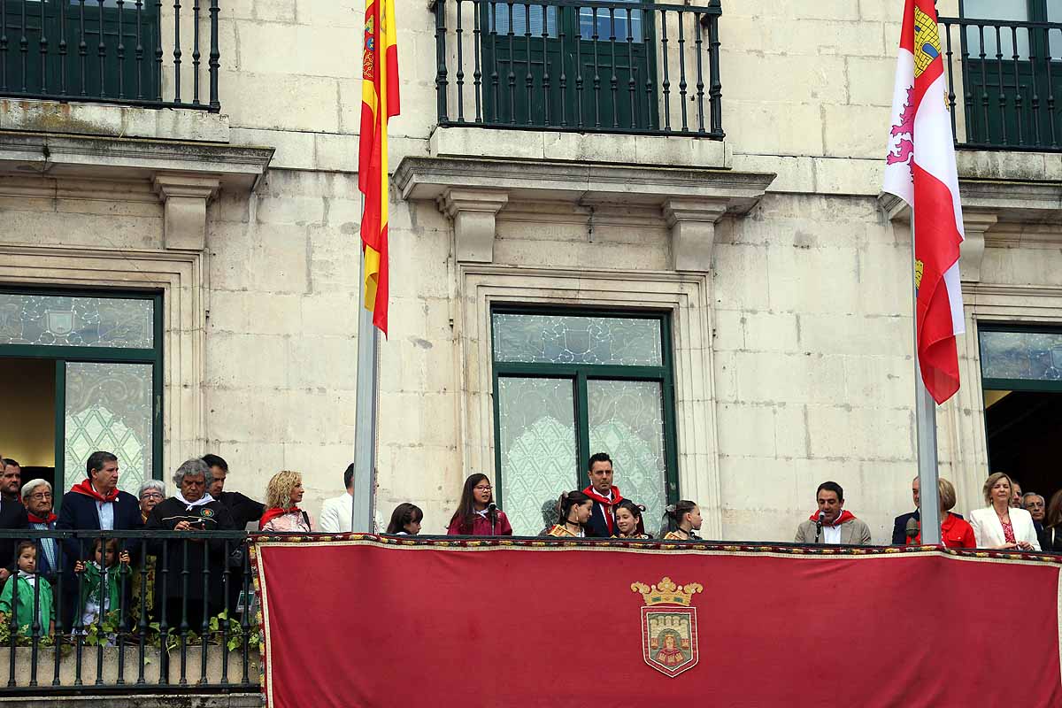 Fotos: Pregón infantil, danzantes, gigantillos y gigantones y el himno a Burgos en una mañana de tradiciones