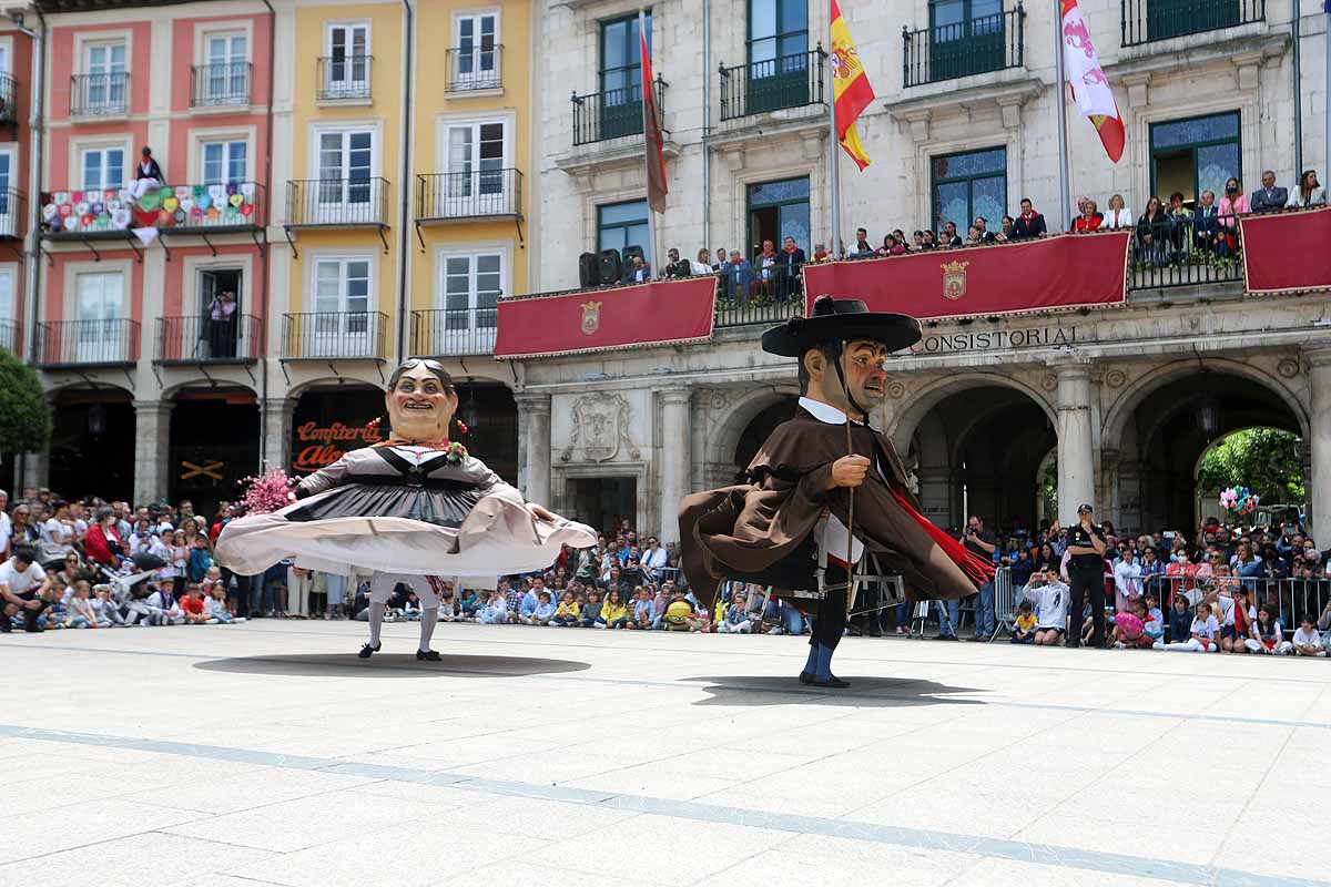 Fotos: Pregón infantil, danzantes, gigantillos y gigantones y el himno a Burgos en una mañana de tradiciones