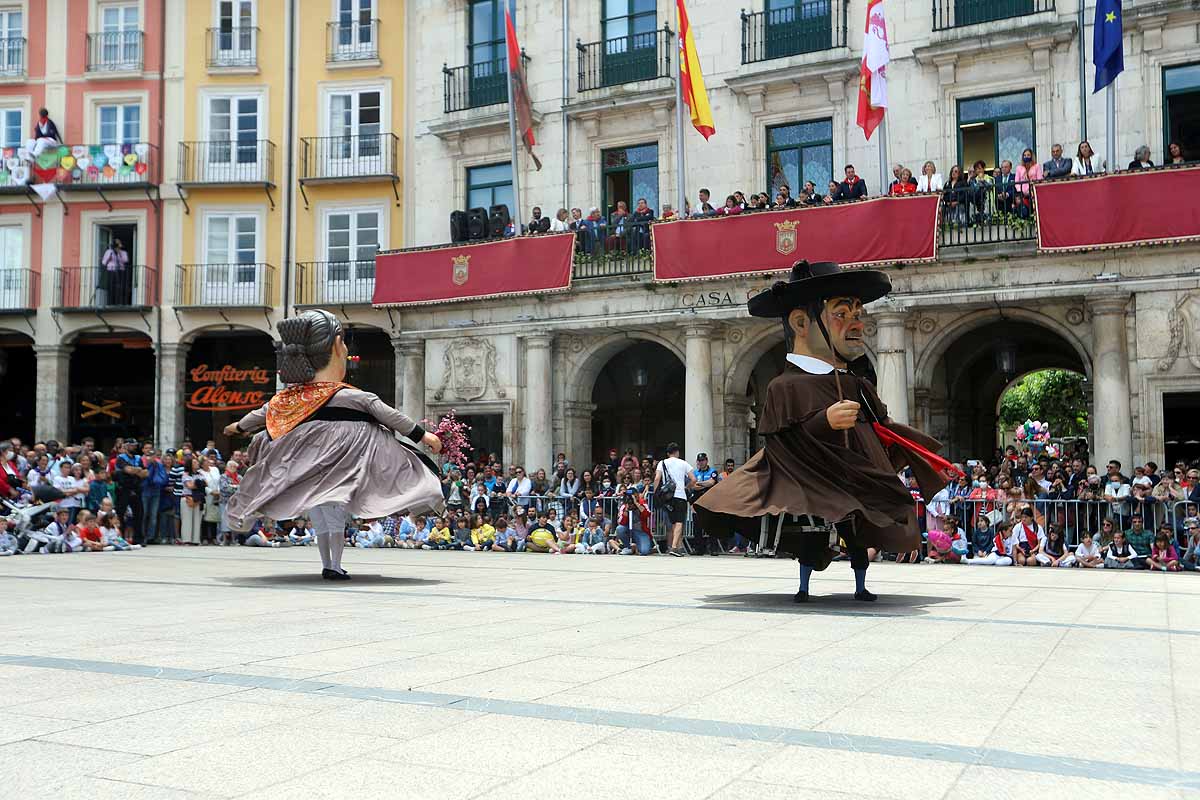 Fotos: Pregón infantil, danzantes, gigantillos y gigantones y el himno a Burgos en una mañana de tradiciones