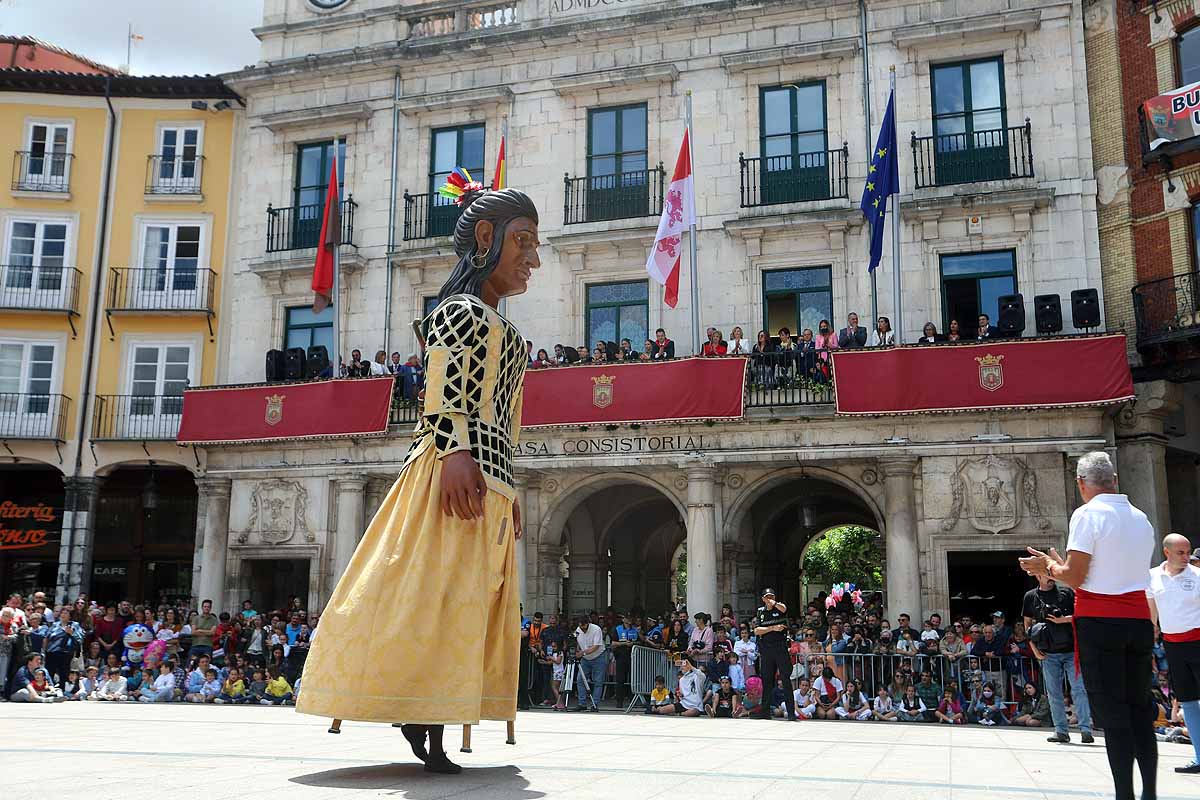 Fotos: Pregón infantil, danzantes, gigantillos y gigantones y el himno a Burgos en una mañana de tradiciones