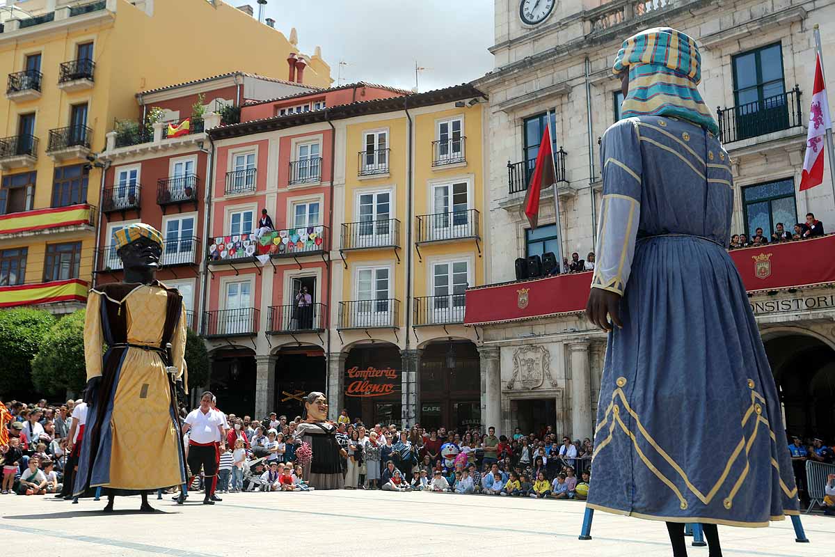 Fotos: Pregón infantil, danzantes, gigantillos y gigantones y el himno a Burgos en una mañana de tradiciones