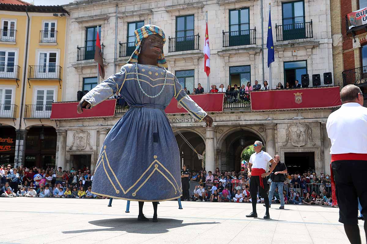 Fotos: Pregón infantil, danzantes, gigantillos y gigantones y el himno a Burgos en una mañana de tradiciones