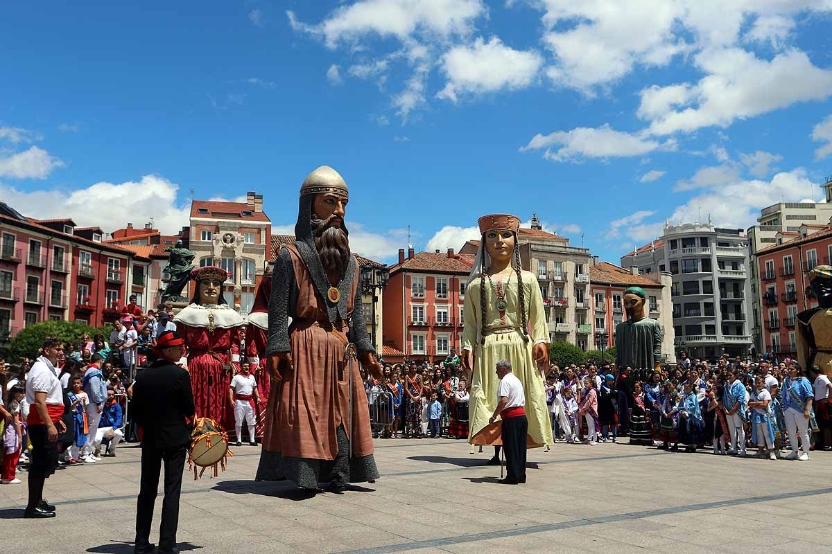 Fotos: Pregón infantil, danzantes, gigantillos y gigantones y el himno a Burgos en una mañana de tradiciones