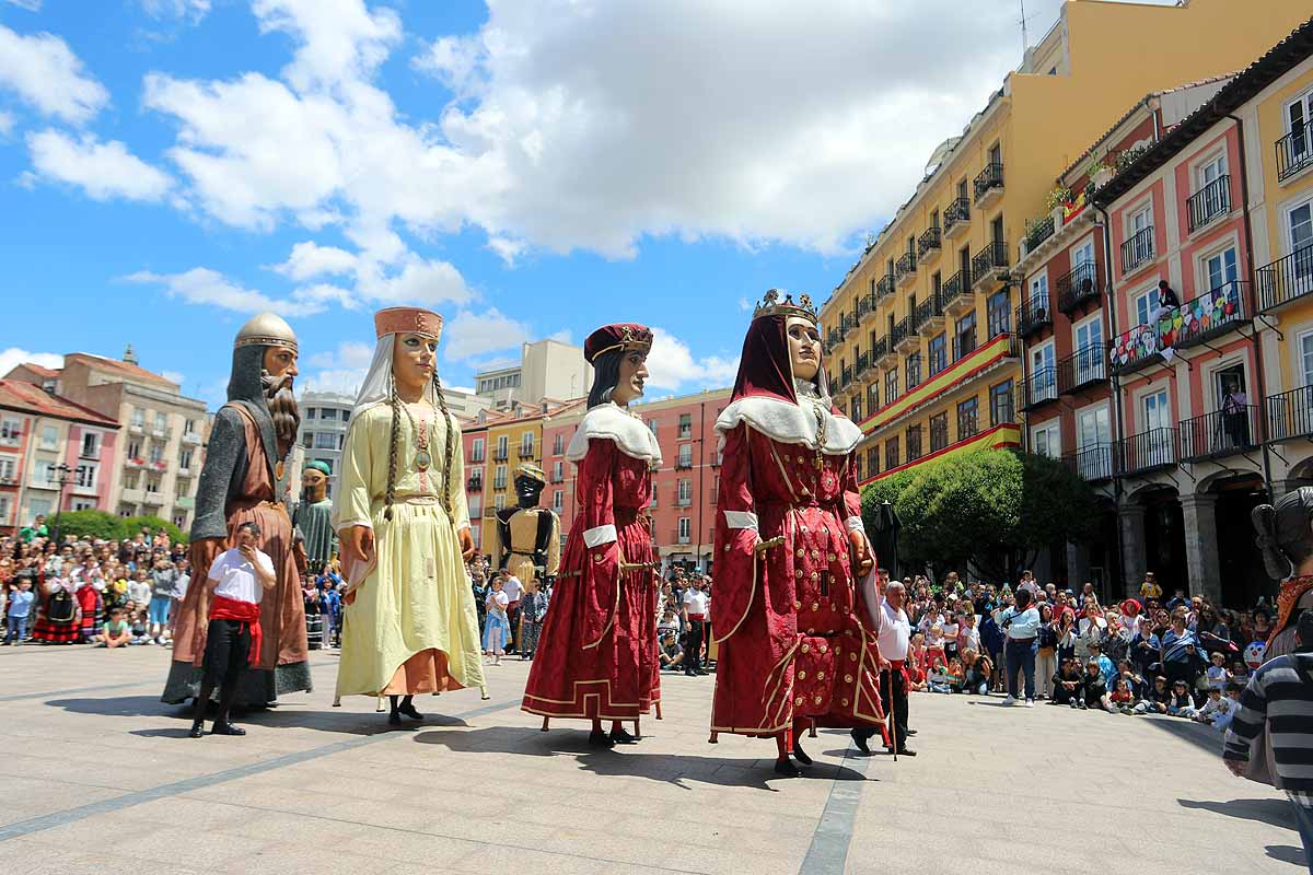 Fotos: Pregón infantil, danzantes, gigantillos y gigantones y el himno a Burgos en una mañana de tradiciones