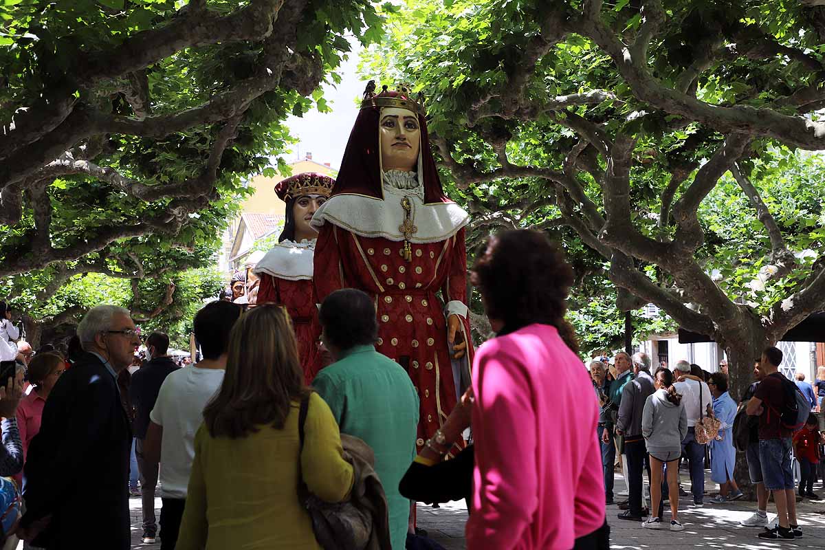 Fotos: Pregón infantil, danzantes, gigantillos y gigantones y el himno a Burgos en una mañana de tradiciones