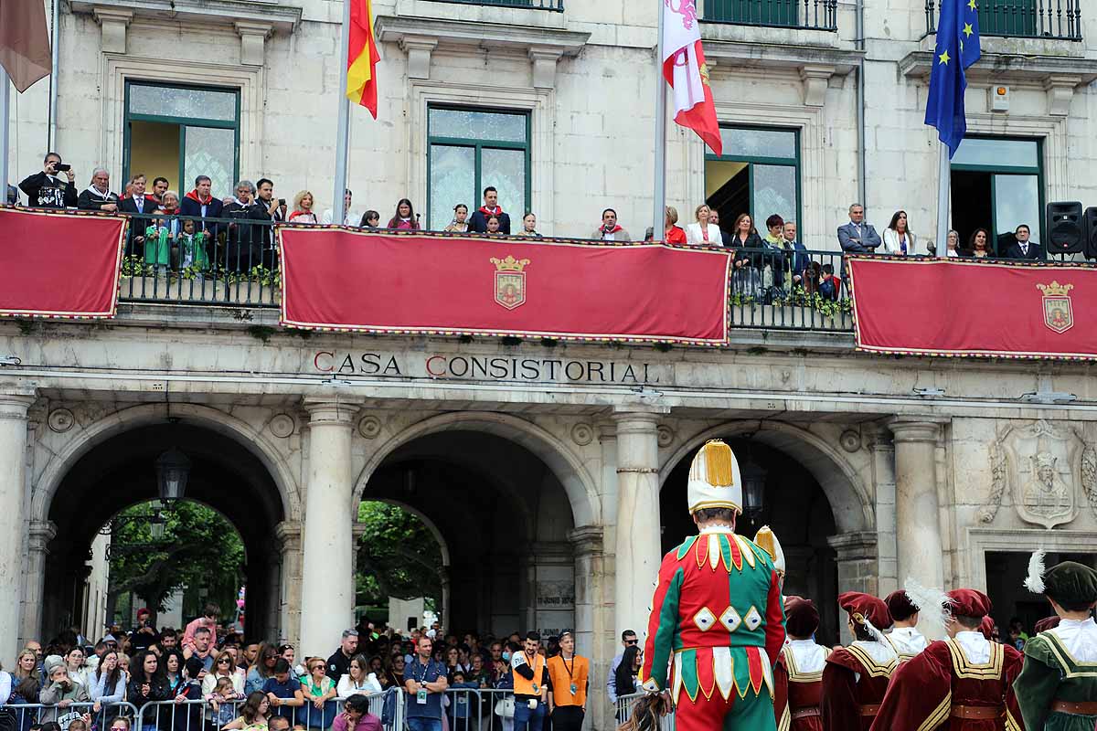 Fotos: Pregón infantil, danzantes, gigantillos y gigantones y el himno a Burgos en una mañana de tradiciones